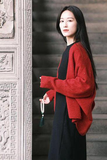 新年酒红色大衣，绵羊毛加桑蚕丝，上身温暖优雅，设计别致