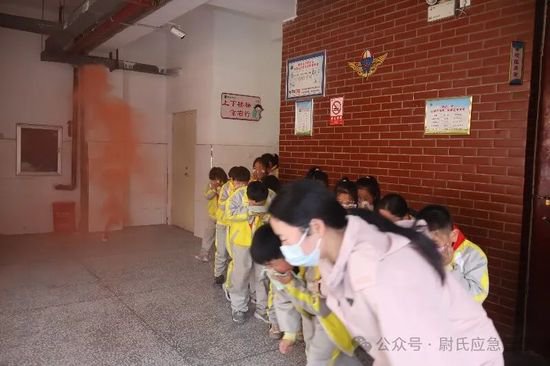 河南尉氏：学校地震和消防应急疏散演练举办