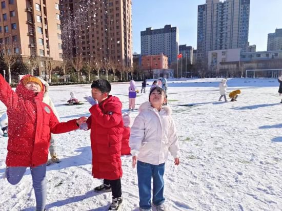 济南高新区第一实验学校组织学生体验冰雪乐趣