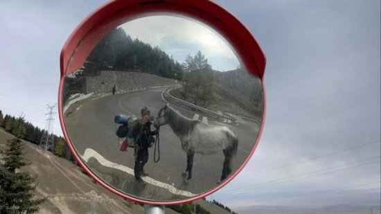 <em>重庆</em>小伙骑马从新疆返乡过年 路上做了25次核酸检测