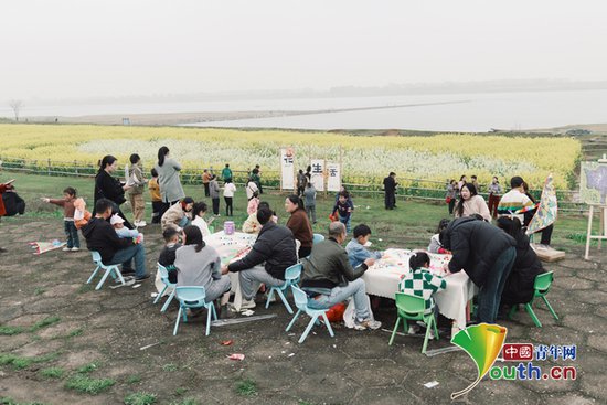 江西<em>樟树</em>：志愿者助力“油菜花文化旅游节”