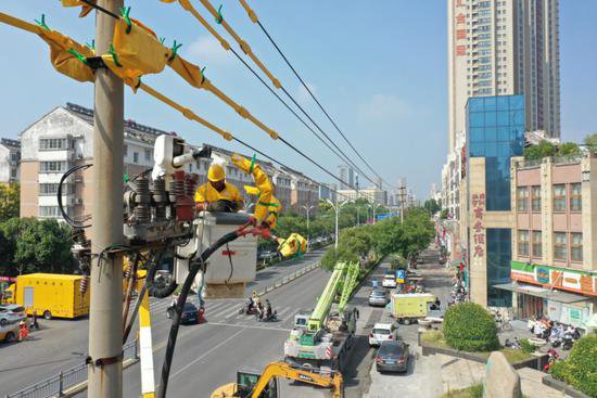 安徽宿州：不停电作业确保群众用电无忧
