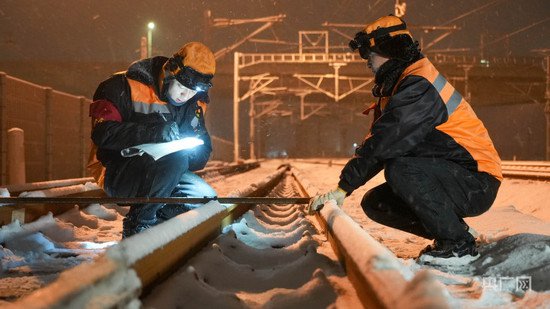 郑州东高铁基础设施段：深夜除雪检查 保障高铁畅通