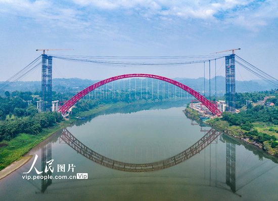 四川广安：镇广高速白马渠江特大桥加快建设