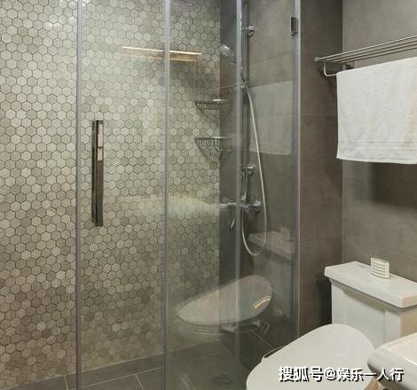 带你看姚笛住的豪宅，<em>卫生间</em>做了透明玻璃淋浴房，干湿分离效果...