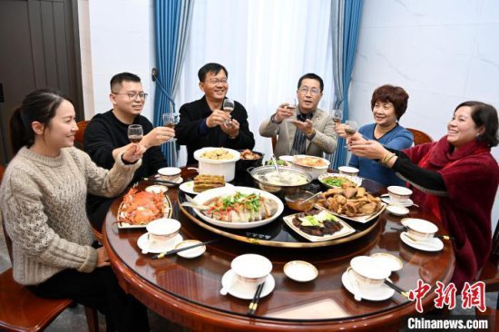 （新春走基层）一桌“海峡组合”的年夜饭：菜同名 食同味