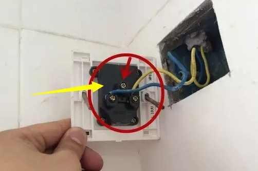 电热水器插座不<em>接地线</em>有危险吗？千万要记得，不能这么做！