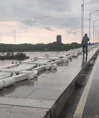江西抚州一投资近两亿大桥围栏倒塌 当地交通局：可能是大风吹倒...