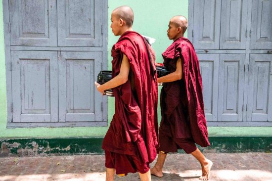 不忌讳荤腥的佛门弟子你见过吗？就在缅甸马哈伽纳扬僧院！