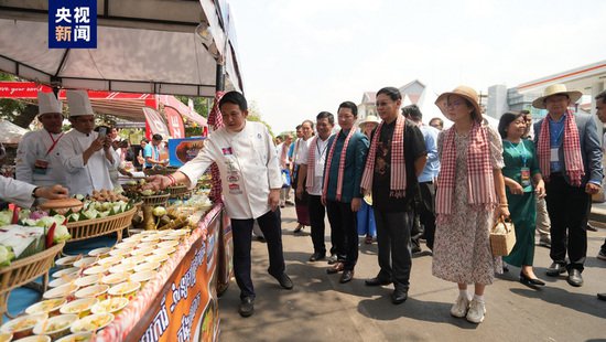 <em>柬埔寨</em>举行河水节庆祝活动 柬首相表示欢迎更多中国游客