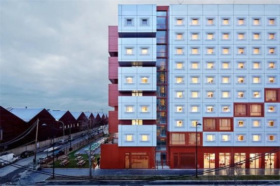 法国BFV公司建造了白色和鲜红的冲孔<em>金属外墙</em>学生宿舍