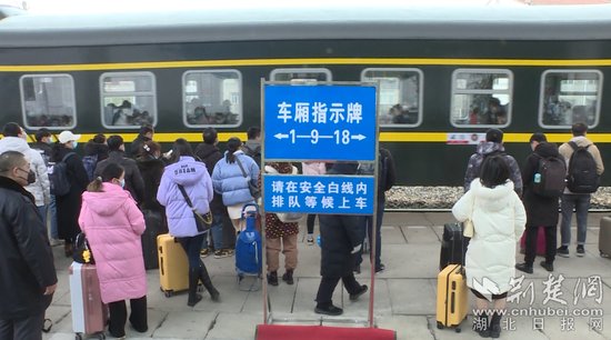 应城<em>火车</em>站迎战节后返程首个客流高峰