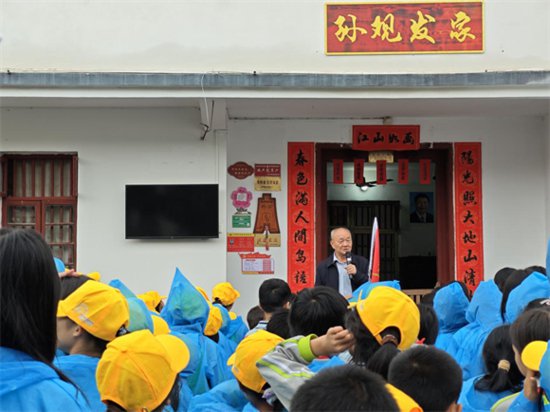赣县区田村中心小学组织学生积极参与研学旅行活动