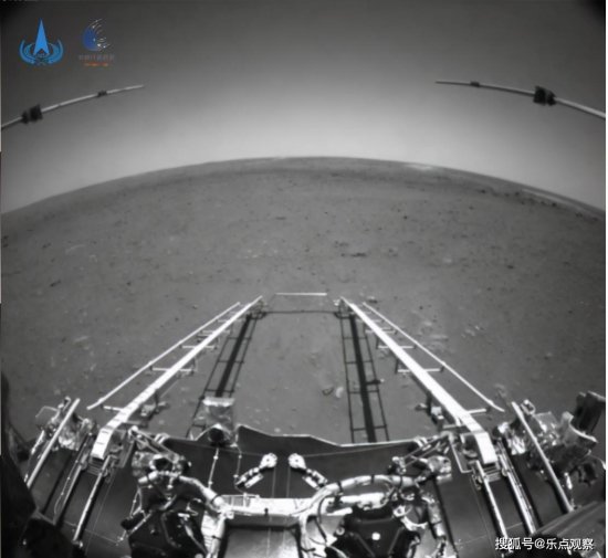 <em>祝融号火星</em>车发回的<em>照片</em>，被美国NASA局长高高举起：你们快给...