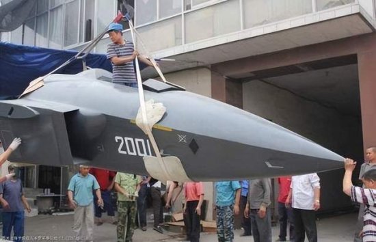 中国一个农民<em>理发师</em>，自制‘歼20’，是理发界最会开飞机的人