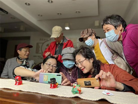 杭州古荡：银发智能课堂 让老年人接轨“数字生活”