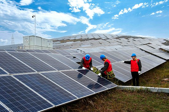 河南南阳：服务光伏发电 赋能绿色发展