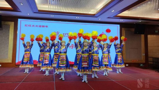 张家港市老年体协竹林合唱团举行迎新歌友大联欢活动