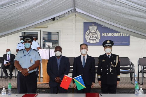 驻所罗门群岛大使李明出席中国公安部援所警用装备交接仪式