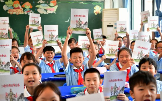 重庆九龙坡区中小学正式开学 来看别开生面的第一课