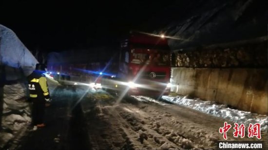 云南藏区：运输援藏药品车辆被困雪山 民警深夜救援
