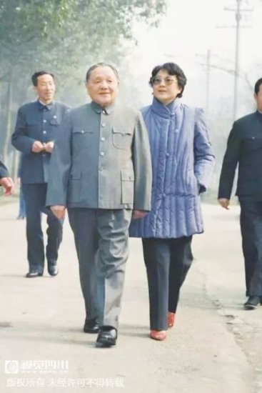 1986年2月，邓小平在<em>成都</em>