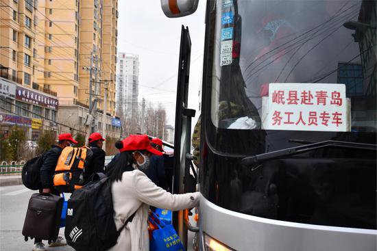 甘肃岷县首批74名务工人员搭乘专车赴青岛务工
