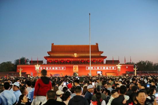 北京：“五一”劳动节 数万名<em>群众</em>齐聚天安门广场观看升国旗仪式
