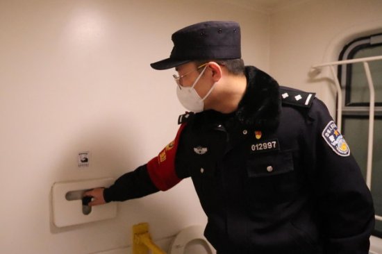 男子在火车<em>卫生间</em>内装设备偷拍，被北京铁警行拘