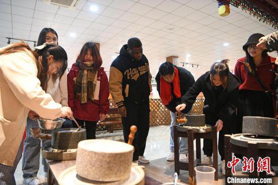 安徽淮南：留学生体验中国传统豆腐制作技艺
