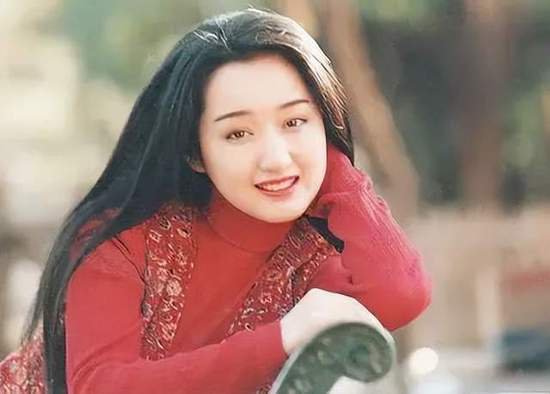 与初恋分手25年后，52岁“无人敢娶”的杨钰莹，她的选择让人...