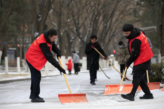 <em>石嘴山市</em>：干部群众齐动员 扫雪除冰保安全