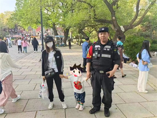<em>女子</em>与3岁女儿在北陵公园走散 沈阳民警20分钟帮找回