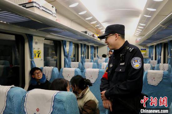（新春走基层）务工人员返岗 南宁铁路警察千里守护“防电诈”