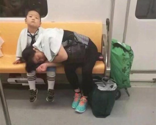 地铁上小暖男火了，“<em>妈妈</em>，你睡吧，到站了我叫你”