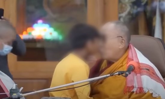 达赖喇嘛舌吻男童，仅仅是“<em>调皮的</em>玩笑”吗？