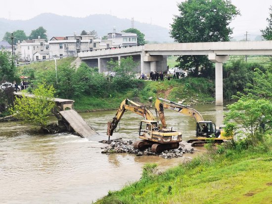 畅通河道行洪<em> 宁乡</em>这座34岁的老桥被拆除