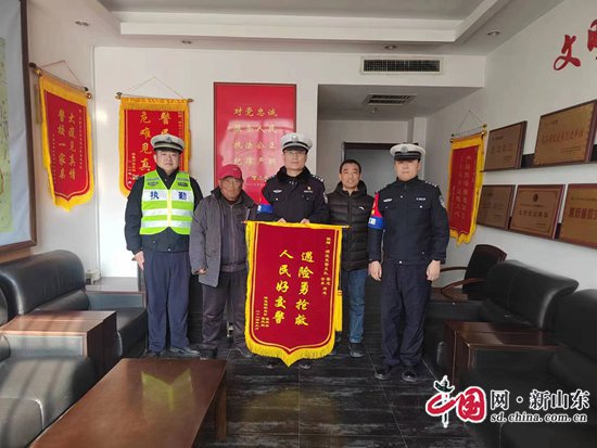 泰安交警岱岳区大队收到新年第一面锦旗，温暖开启2024!