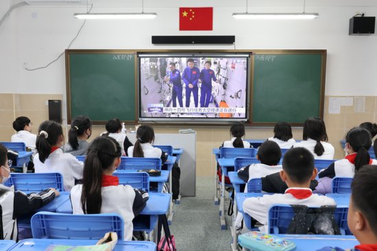 这场太空科学之旅的老师是中国航天员，“天宫课堂”在孩子心中...