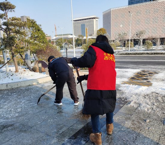 吉安市新干县政务服务有温度 扫雪除冰暖人心