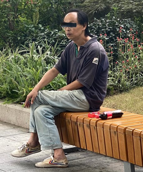 上海老年人真时髦，飞跃<em>鞋破了</em>还在穿，确定不是孙辈们玩剩下的...