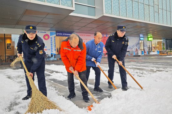 应对今冬首场降雪 丰台城管引导扫雪铲冰保障百姓出行