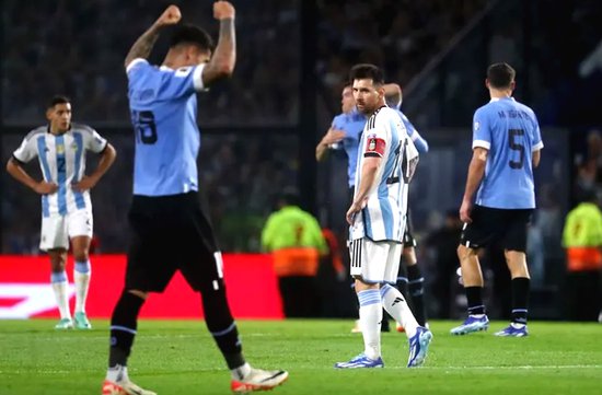 阿根廷巴西齐翻车：0-2和1-2告负！历史第2次！梅西锁喉却没吃牌