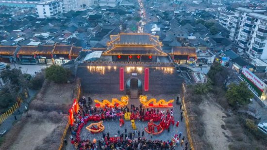 2024“龙腾<em>好地方</em> 欢乐中国年”扬州东关街新春灯会正式开启