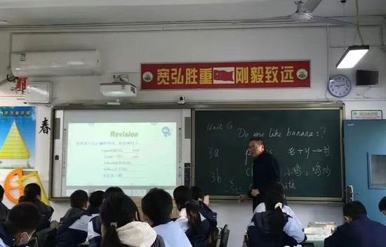 重庆科学城巴福中学校<em>英语</em>组开展“五学课堂”实践研讨活动